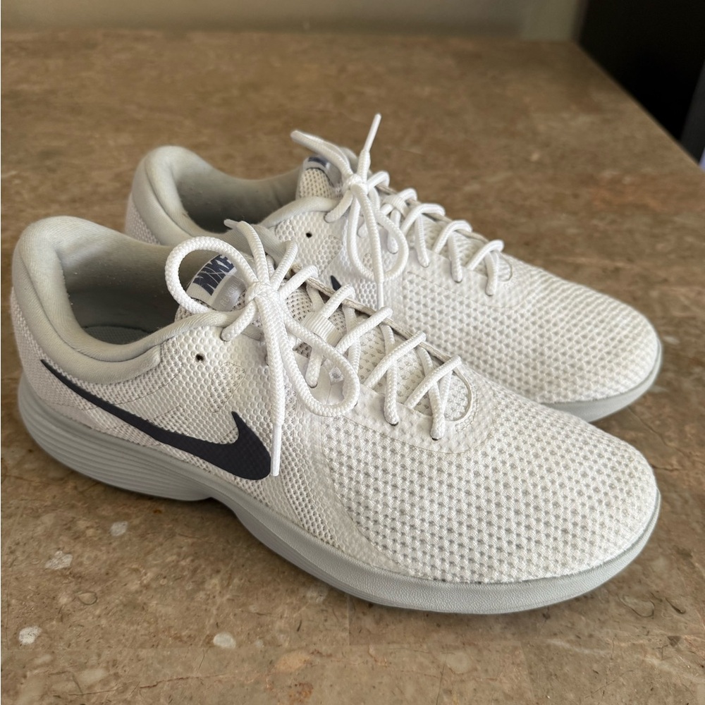 Nike revolution 4 (2017) lightweight shoes White grey #908988-101 men size 11